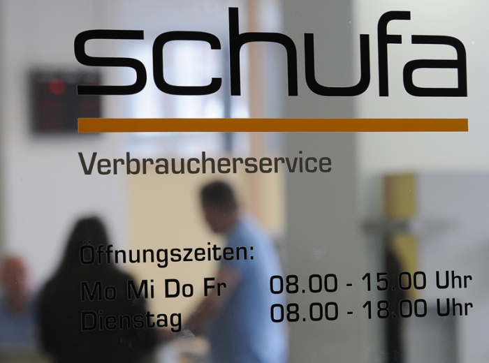 Das Logo der Schufa an der Geschäftsstelle der Schufa Holding AG. Foto: Jens Kalaene/Zb/dpa 