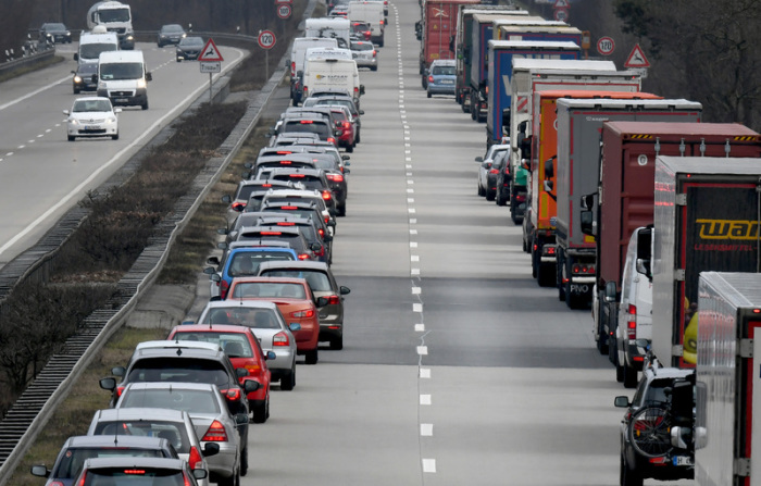 Fahrer von PKW und LKW bilden auf der Autobahn eine Rettungsgasse. Foto: Holger Hollemann/Dpa