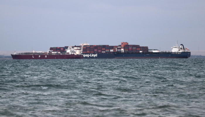 Im Suezkanal setzt sich ein Containerschiff in Bewegung. Foto: epa/Khaled Elfiqi