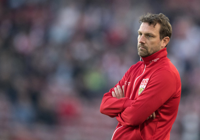Der Stuttgarter Trainer Markus Weinzierl reagiert während des Bundesligaspiels. Foto: epa/Andreas Schaad