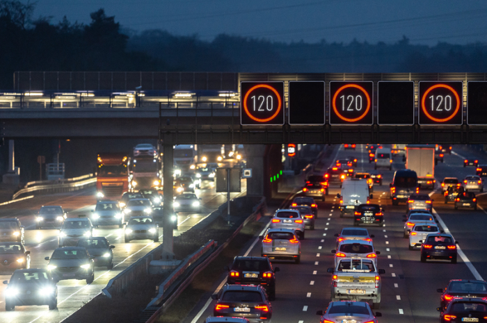 Leuchttafeln zeigen über der Autobahn A3 nahe des Frankfurter Flughafens eine Geschwindigkeitsbegrenzung von 120 Stundenkilometern an. Foto: Silas Stein/Dpa