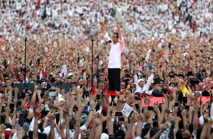 Indonesiens amtierender Präsident Joko Widodo begrüßt seine Anhänger auf einer Wahlkampfveranstaltung in Jakarta. Foto: epa/Bagus Indahono