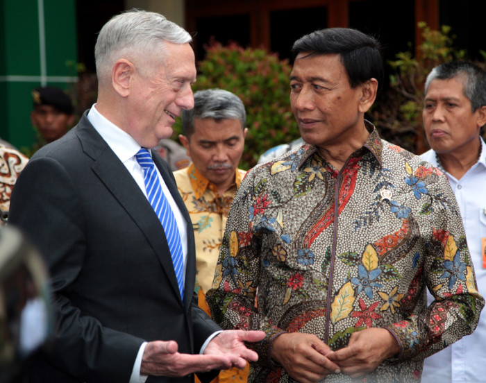 US-Verteidigungsminister James Mattis (l.) und der indonesische Sicherheitsminister Wiranto (r.). Foto: epa/Bagus Indahono