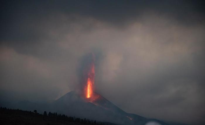 Blick auf den Vulkan Cumbre Vieja während eines weiteren Tages mit Ausbrüchen auf La Palma, Kanarische Inseln. Foto: epa/Miguel Calero