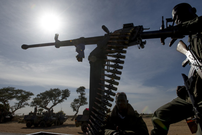 Schwerbewaffnete Soldaten in Niger. Archivbild: epa/Arnaud Roin