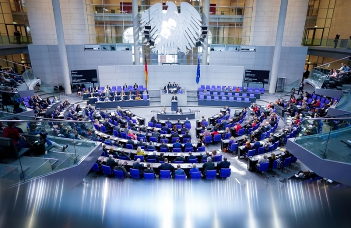 Die Abgeordneten nehmen an der 140. Sitzung des Bundestages teil. Wichtigstes Thema der Sitzung ist die Abstimmung über neue Organspende-Regeln. Foto: Kay Nietfeld/Dpa