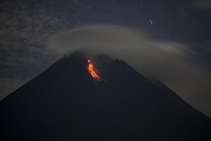 Vom Mount Merapi strömt Lava herunter, gesehen von Sleman aus. Foto: epa/Ali Lutfi