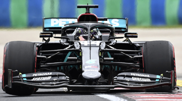 Lewis Hamilton aus Großbritannien von der Formel 1-Team Mercedes lenkt seinen Rennwagen während eines Trainings auf der Hungaroring-Rennstrecke in Mogyorod. Foto: Joe Klamar/Pool Afp/ap/dpa