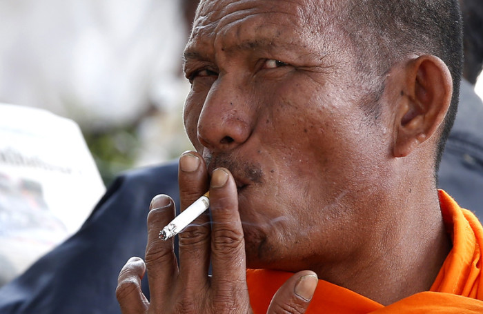 Treten die neuen Regelungen in Kraft, wird auch das Rauchen vor den Eingängen von buddhistischen Tempelanlagen in einem Radius von fünf Metern verboten. Foto: epa/Barbara Walton