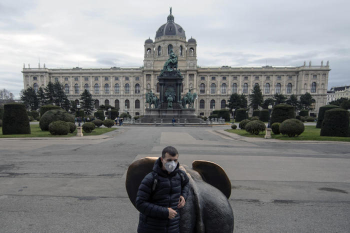Ein Mann mit Schutzmaske posiert für Fotos, im Hintergrund das geschlossene Kunsthistorische Museum (KHM) in Wien. Foto: epa/Christian Bruna