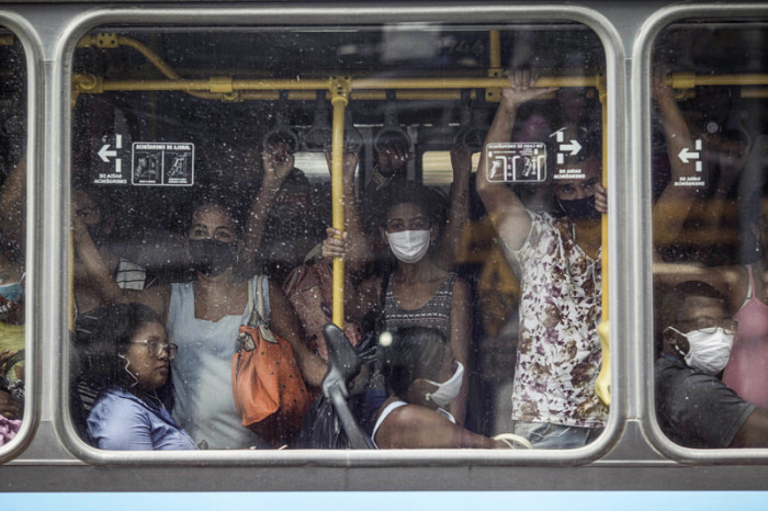 Passagiere sitzen und stehen trotz der hohen Zahl an Corona-Infektion in Rio de Janeiro dicht gedrängt in einem Bus. Mehr als zwei Millionen Menschen haben sich in Brasilien mit dem Coronavirus infiziert, meh... Foto: Fernando Souza/Zuma Wire/dpa