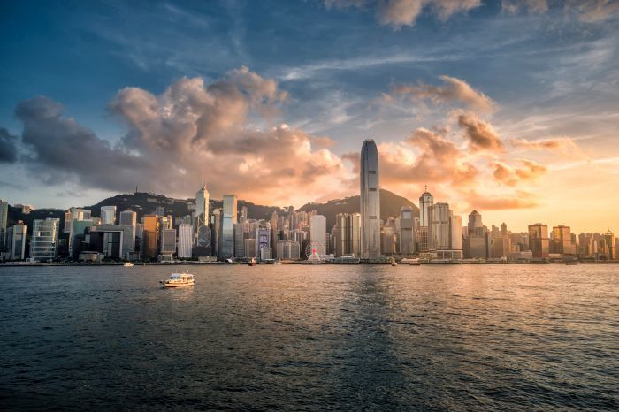 Die Skyline der Stadt Hongkong bei Sonnenuntergang mit Blick vom Hafen Premium. Foto: Freepik/Nuttawutnuy