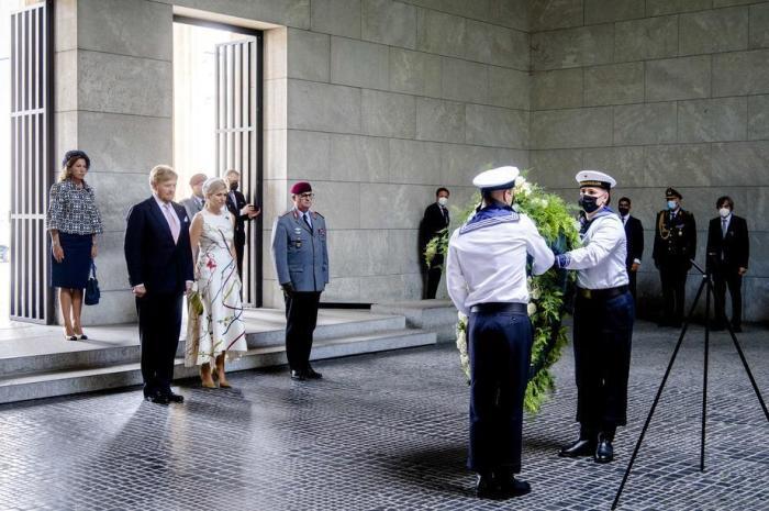 Das niederländische Königspaar Willem-Alexander (C-L) und Königin Maxima (C-R) legt einen Kranz an der Gedenkstätte Neue Wache in Berlin nieder. Foto: epa/Misha Shoemaker