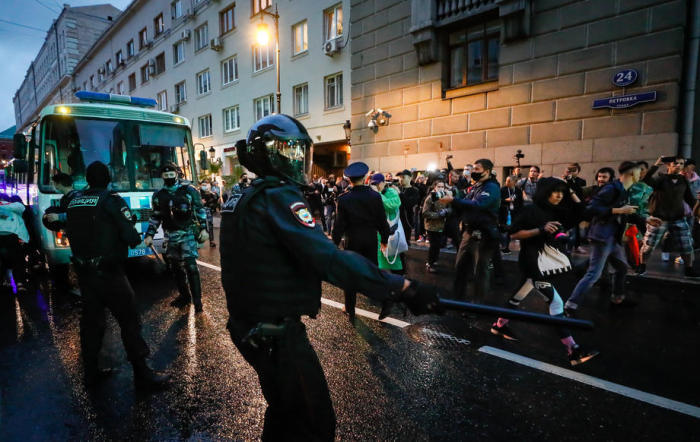Die russischen Polizeibeamten reagieren während einer nicht genehmigten Kundgebung nach den Ergebnissen der Abstimmung über Änderungen der russischen Verfassung auf dem Puschkinskaja-Platz in Moskau. Foto: epa/Juri Kotschetkow