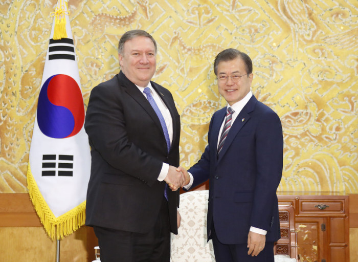  Der südkoreanische Präsident Moon Jae-in (r.) schüttelt US-Außenminister Mike Pompeo (l.). Foto: epa/Yonhap
