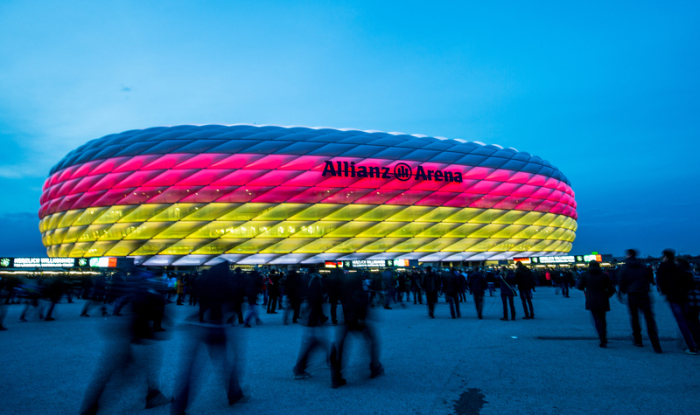 Die Allianz Arena leuchtet nach dem Spiel Deutschland. Foto: picture alliance/dpa