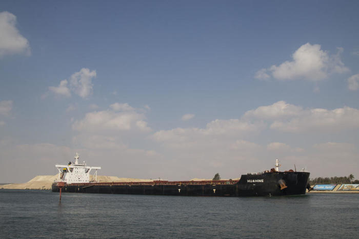 Ansicht eines Schiffes, das sich im Suezkanal in Bewegung setzt, in Ismalia. Foto: epa/Mohamed Hossam