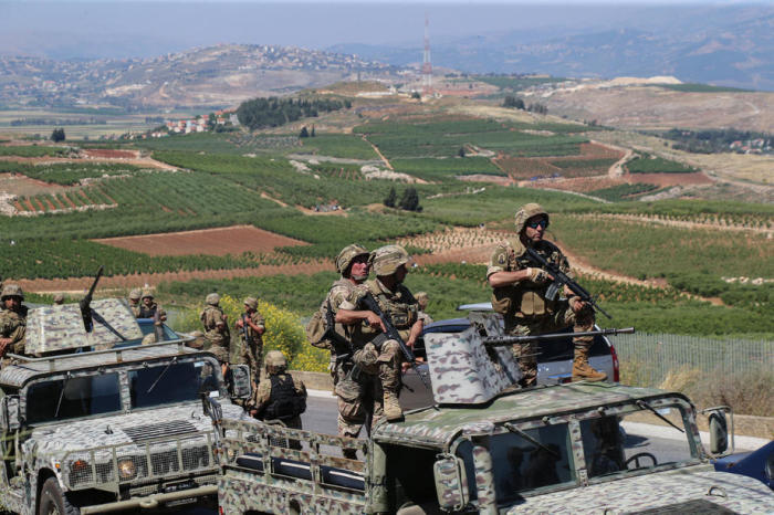 Soldaten der libanesischen Armee patrouillieren im Gebiet Al Odaisseh gegenüber der israelischen Siedlung Al-Mutaleh an der libanesischen Grenze zu Israel. Foto: epa/Nabil Mounzer