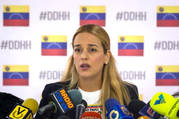 Lilian Tintori, Ehefrau des venezolanischen Oppositionsführers Leopoldo Lopez, nimmt an einer Pressekonferenz in Caracas teil. Foto: epa/Miguel Gutiérrez