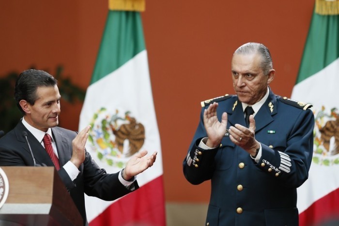 Der mexikanische Präsident Enrique Pena Nieto (L) applaudiert neben dem mexikanischen Verteidigungsminister Salvador Cienfuegos Zepeda (R) . Archivfoto: epa/JOSE MENDEZ