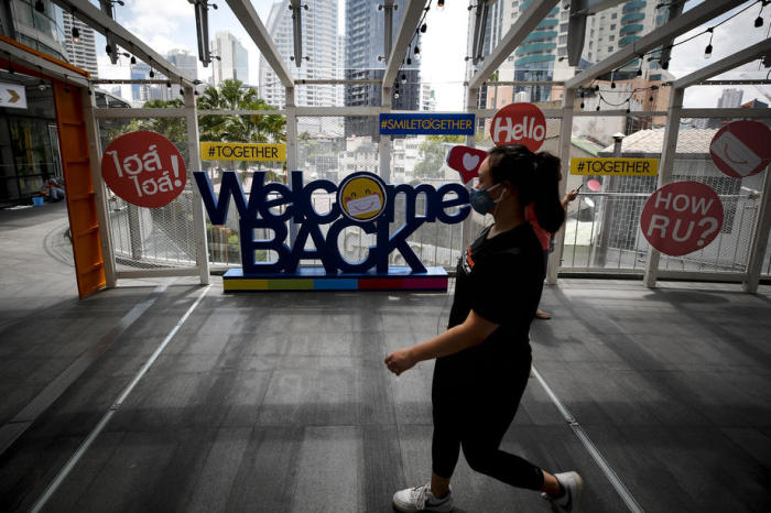 „Welcome back“ verlautbart eine Marketing-Installation einer Shopping Mall in Bangkok. Mit der Aufhebung des Ausnahmezustands heißt es für Thailand auch wieder „Willkommen zurück“ im „normalen“ Leben. Foto: epa/Diego Azubel