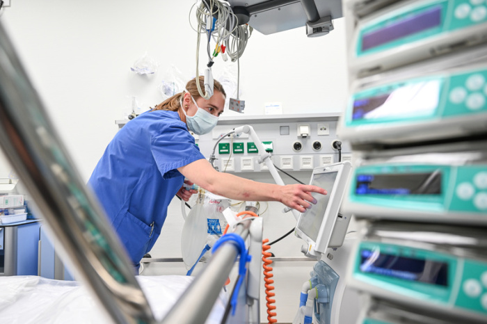 Anästhesistin und Flottillenarzt Thierbach richtet ein Intesivbett für einen Coronapatienten ein. Foto: Felix Kästle/Dpa