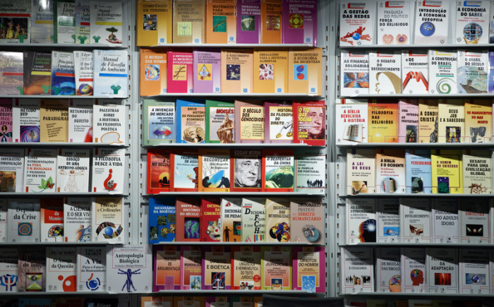Verschiedene Bücher an einem Stand auf der Frankfurter Buchmesse 2017. Archivbild: epa/Ronald Wittek