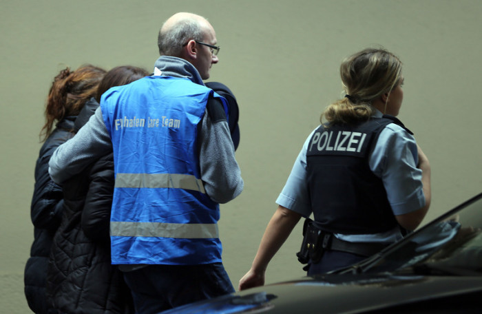 Erschütternde Szenen am Düsseldorfer Flughafen, als die wartenden Angehörigen vom Absturz von Germanwings-Flug 4U 9525 erfahren. Notfallseelsorger und Ärzte versuchen zu helfen. Foto: epa/Oliver Berg