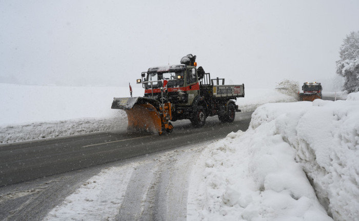 Die Winterdienste sind rund um die Uhr im Einsatz, um die Straßen von den Schneemassen zu räumen. Foto: epa/Lukas Barth-tuttas