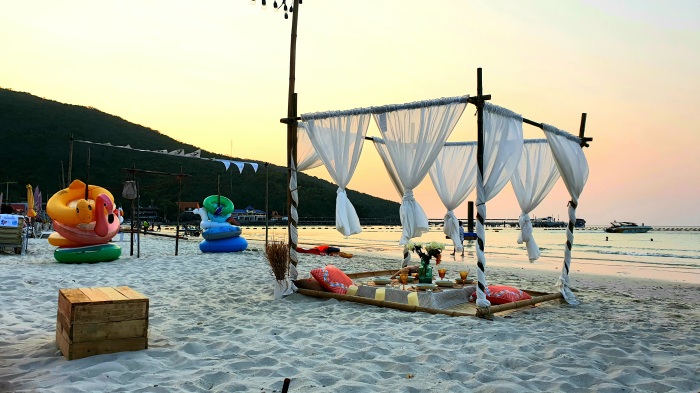 Relaxte Atmosphäre am Tawaen Beach, dem Hauptstrand der Insel. Foto: Jahner