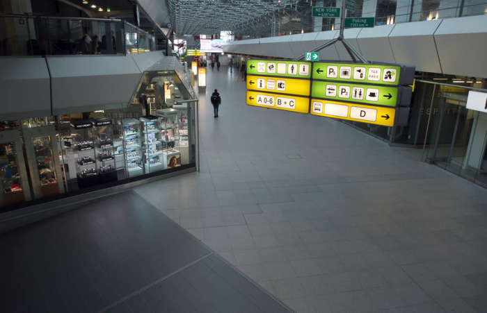 Die verwaiste Haupthalle des Flughafens Tegel, wo sich sonst dichtgedrängt die Reisenden zu den Flugsteigen begeben. Foto: Wolfgang Kumm/Dpa