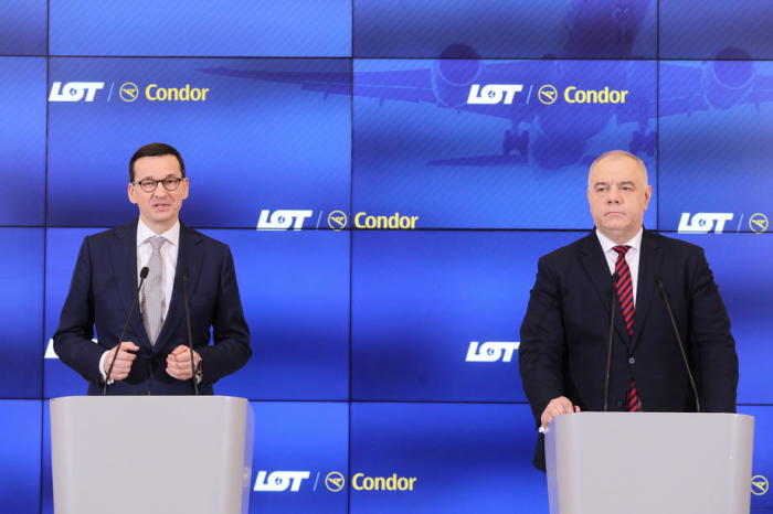 Am 24. Januar 2020 informieren der polnische Premierminister Mateusz Morawiecki (L) und der stellvertretende Premierminister Jacek Sasin (R) an einer Pressekonferenz in Warschau teil. Foto: epa/Pawel Supernak
