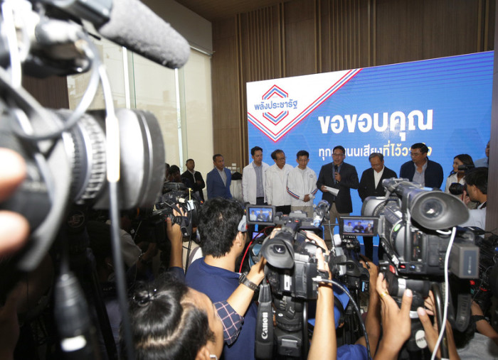 Der Vorsitzende der Pro-Junta-Partei Palang Pracharath, Uttama Savanayana (M-R) und Mitglieder eines Exekutivkomitees während einer Pressekonferenz in der Palang Pracharath-Partei in Bangkok. Foto: epa/Narong Sangnak