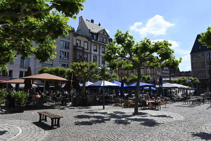 Einwohner und Touristen befinden sich wieder in einer Fußgängerzone in der Nähe des historischen Römerplatzes in Frankfurt. Archivfoto: epa/Mauritz Antin