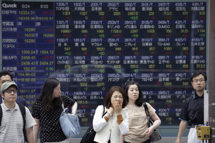 In Tokio legte der Nikkei-Index zum Start um 0,6 Prozent zu, rutschte dann aber in der ersten Handelsstunde um 2,4 Prozent auf 15842 Punkte ab. Foto: epa/Kiyoshi Ota