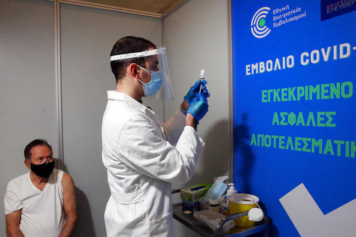 Griechen erhalten die erste Dosis des Moderna COVID-19-Impfstoffs in Athen. Foto: epa/Orestis Panagiotou