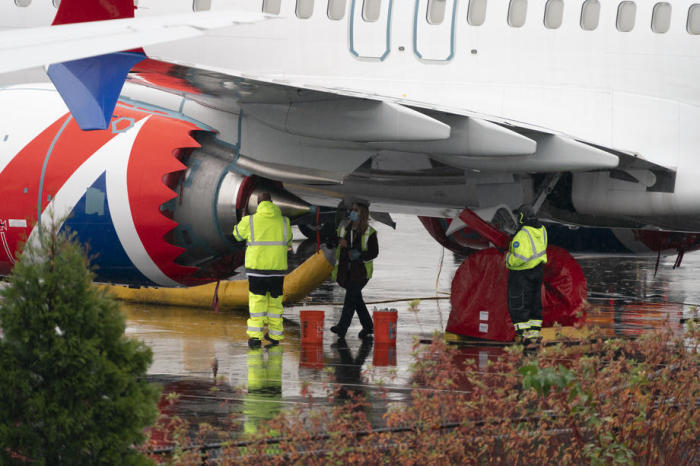 Arbeitnehmer checken aus und treiben eine Boeing 737 MAX an. Foto: epa/Stephen Brashear