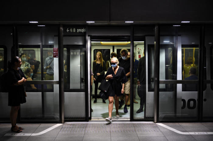 Die Pendler verlassen einen U-Bahn-Zug in einer Metro-Station in Kopenhagen. Foto: epa/Philip Davali