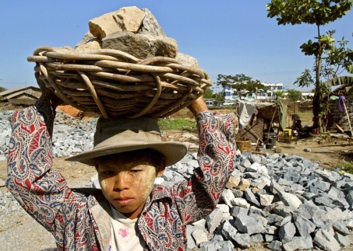 Millionen Minderjährige weltweit müssen täglich hart arbeiten. In Myanmar sind es fast zehn Prozent aller Kinder. Sie setzen täglich ihre Gesundheit aufs Spiel. Nun soll sich das ändern.  Foto: Rungroj Yongrit