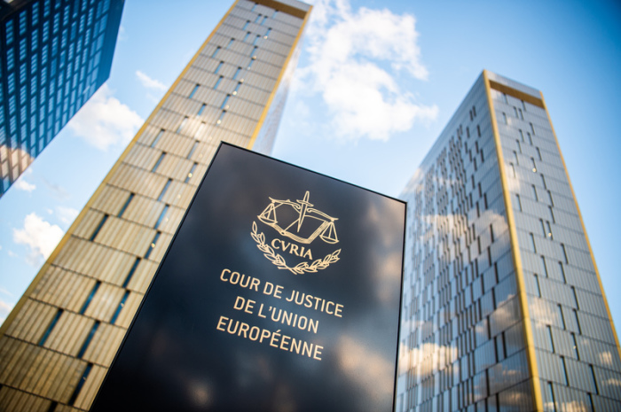 Ein Schild mit der Aufschrift «Cour de Justice de l'union Européene» steht vor den Bürotürmen des Europäischen Gerichtshofs im Europaviertel auf dem Kirchberg. Foto: Arne Immanuel Bänsch/Dpa