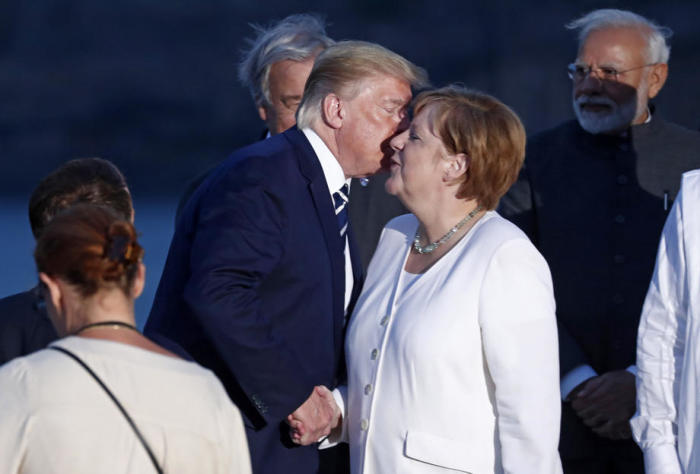 Ein Küsschen unter Staatschefs: US-Präsident Donald Trump (l.) und die deutsche Bundeskanzlerin Angela Merkel (r.). Foto: epa/Ian Langsdon