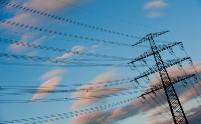 Ein Strommast in der Abenddämmerung. Die Betreiber der großen Stromnetze geben am Dienstagvormittag die Höhe der Umlage zur Förderung von Ökostrom in Deutschland bekannt. Foto: Hauke-Christian Dittrich/Dpa