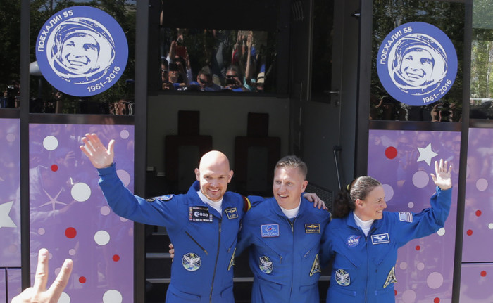 Sergey Prokopyev (M.) von Roscosmos, Serena Aunon-Chancellor (r.) von der NASA und Alexander Gerst (l.) von der ESA (European Space Agency). Foto: epa/Sergei Ilnitsky