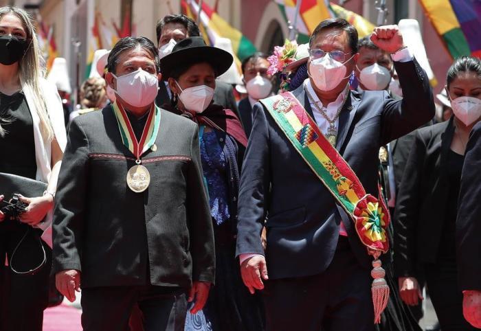 Der Bolivianische Präsident Luis Arce (R) und Vizepräsident David Choquehuanca (C) spazieren nach der Investiturzeremonie in La Paz. Foto: epa/Martin Alipaz