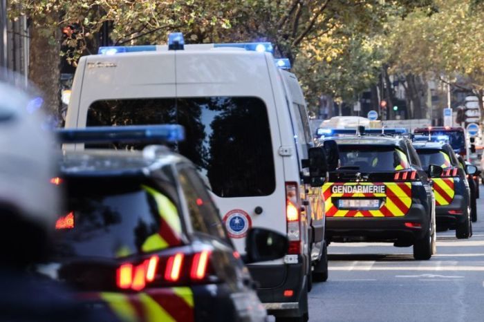 Ein Autokonvoi der französischen Polizei transportiert den Hauptverdächtigen Abdeslam der Pariser Anschläge vom November 2015, der vom Gefängnis Fleury-Merogis zum Palais de Justice. Foto: Thomas Coex/dpa
