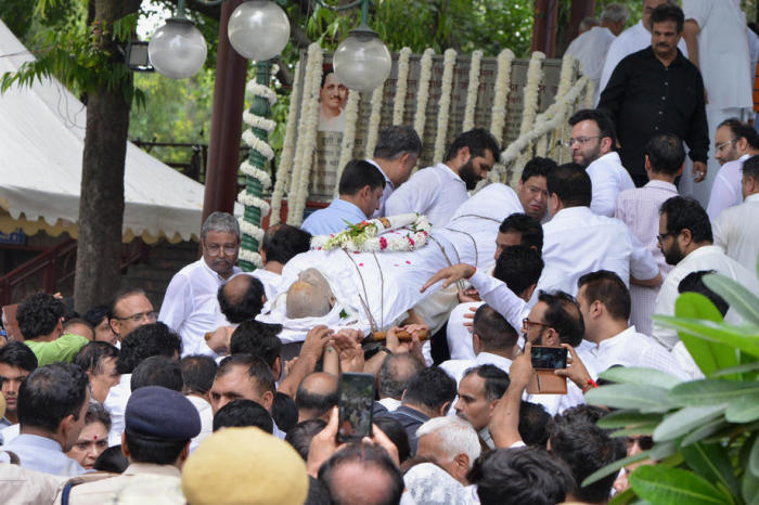 Der ehemalige indische Finanzminister Arun Jaitley wird nach Nigambodh Ghat zur Einäscherung nach Neu-Delhi gebracht. Foto: epa/Str