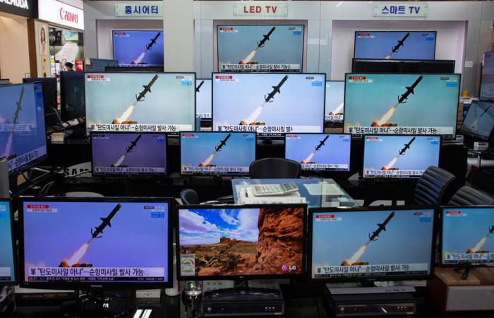 Auf TV-Bildschirmen werden auf dem Yongsan-Elektronikmarkt in Seoul Nachrichten übertragen. Foto: epa/Jeon Heon-kyun