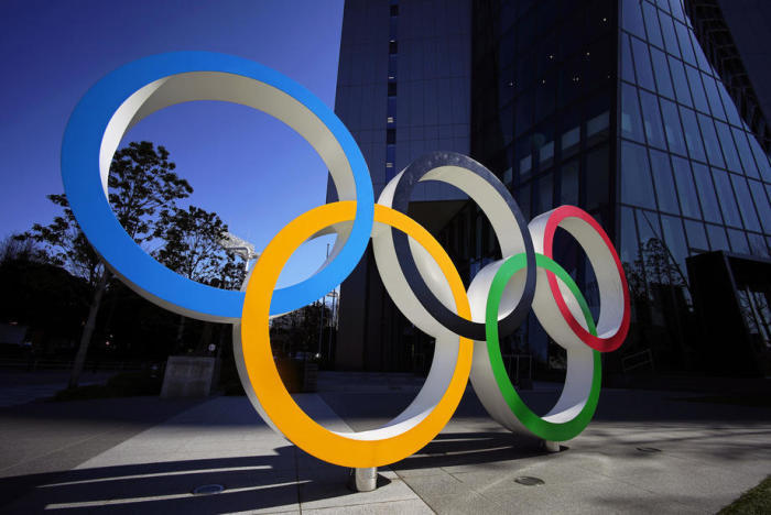 Das Monument der Olympischen Ringe vor dem Sitz des Japanischen Olympischen Komitees in Tokio. Foto: epa//franck Robichon