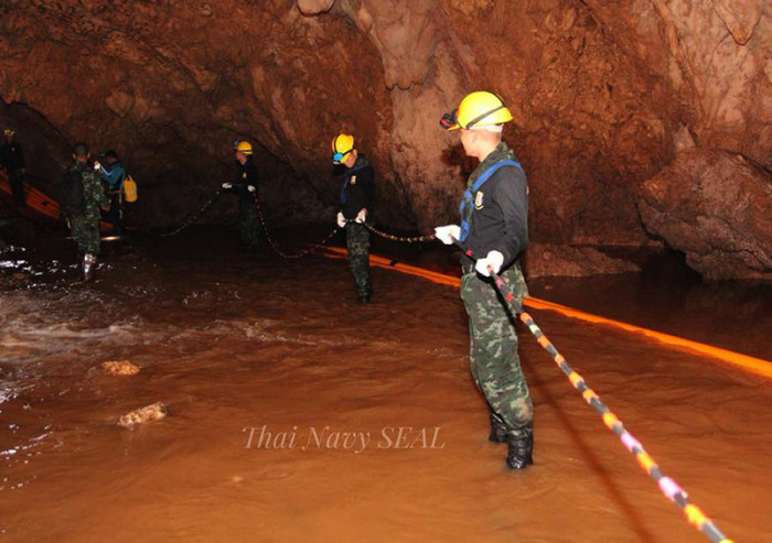 Soldaten tragen Rettungsequipment in die Höhle. Foto: epa/Thai Navy Seal