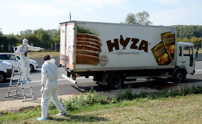 Ermittler untersuchen am 27. August 2015 den auf einer Autobahn in Österreich abgestellten Kühllastwagen. Foto: epa/Roland Schlager
